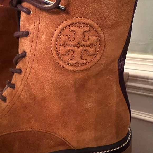 NWOB Tory Burch Miller 50 mm Lug Sole Bootie Boots in Rhum Tan Suede Size 8.5 M - Picture 4 of 7